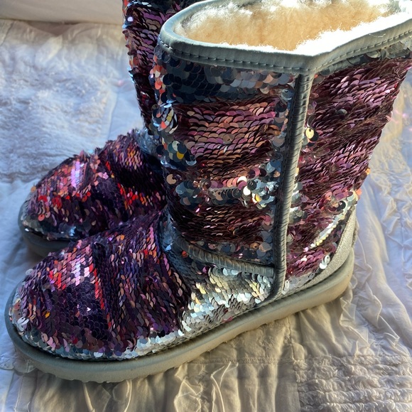 UGG COLOR CHANGING SEQUENCE BOOTS 7 - Picture 2 of 8